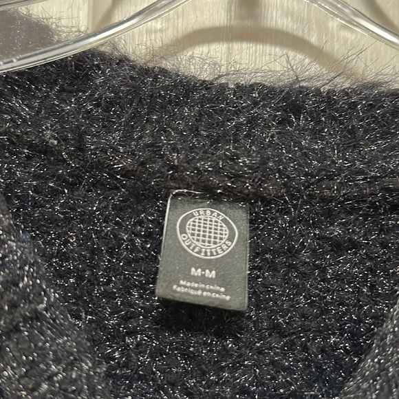 URBAN Outfitters Cozy Cropped Pullover Fuzzy Black Jacket Size Medium - Picture 5 of 6